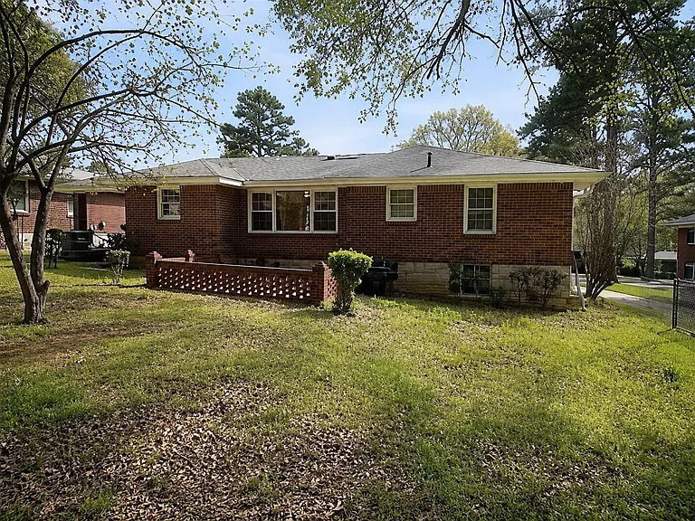 400 Carey Dr SE — Photo 2
