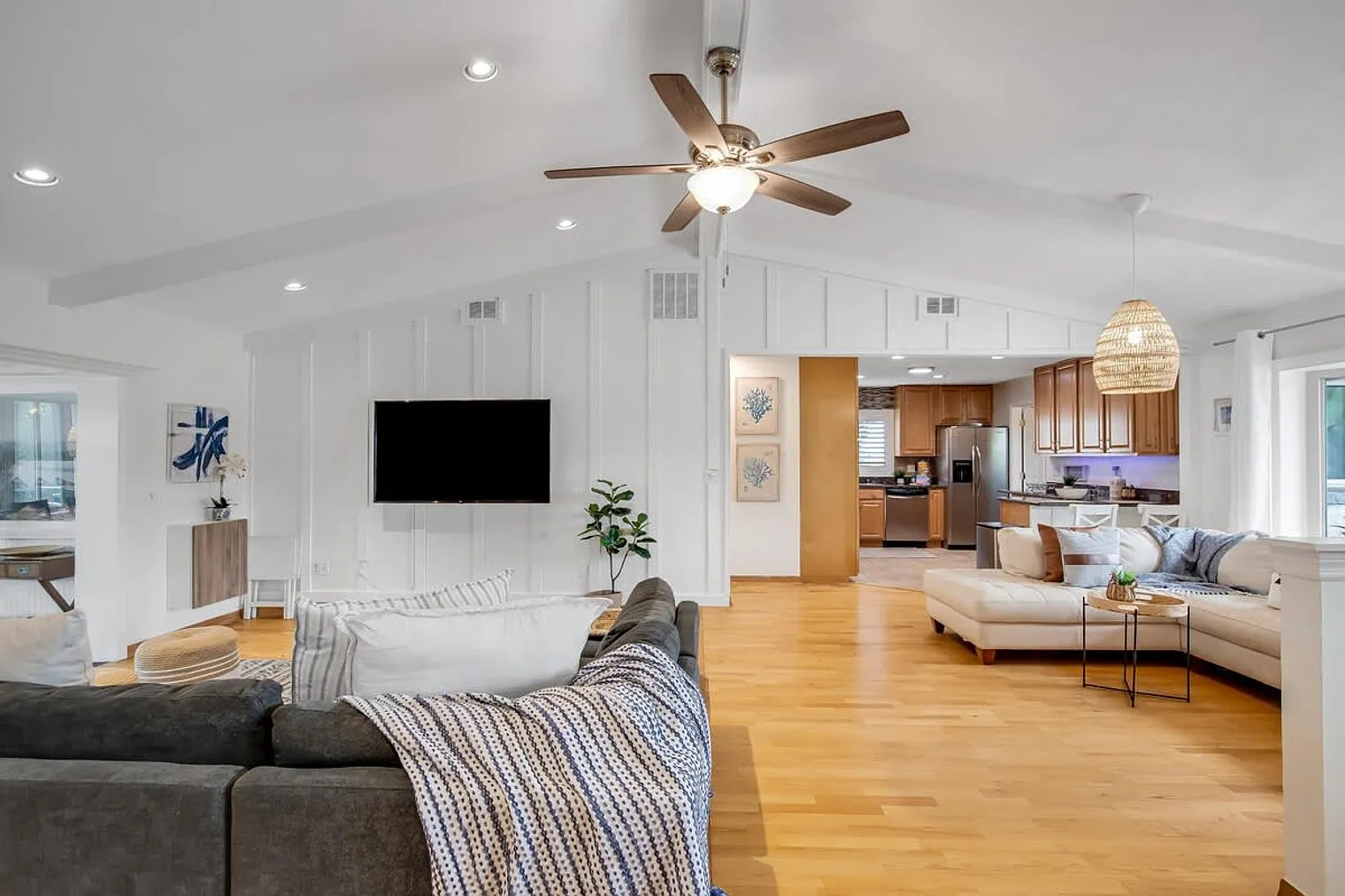 3 bed, 2.0 bath, 2195 sqft, $6,816 — Photo 4