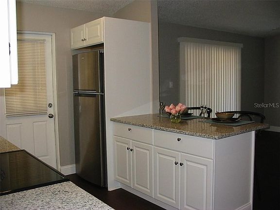 4th image of 918 N Saint Clair Abrams Ave