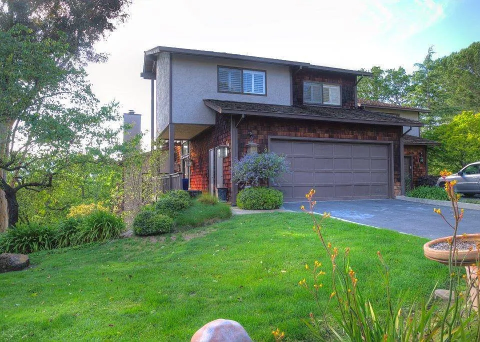 9 Carriage Ct