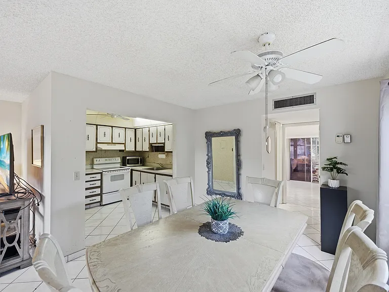 519 Burgundy St #K — Photo 12