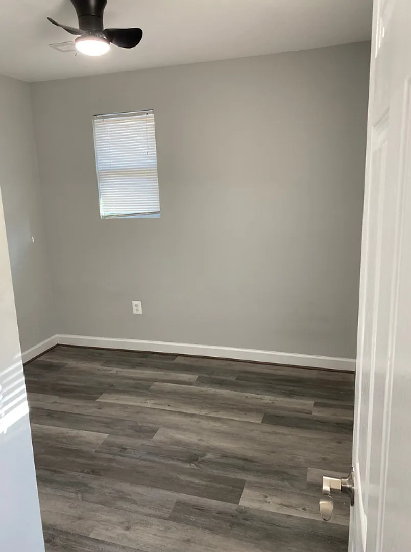 438 R Main Street $600 Office Suite Available — Photo 3