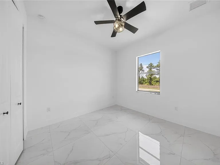 1213 Dodwin St E — Photo 19