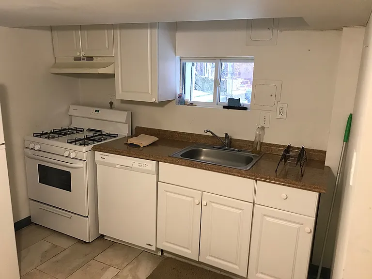 520 Kenyon St NW #B — Photo 5