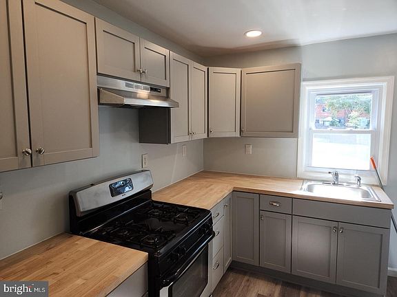 4th image of 716 Revolution St