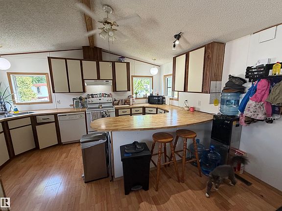 4th image of 4202 45th St #32