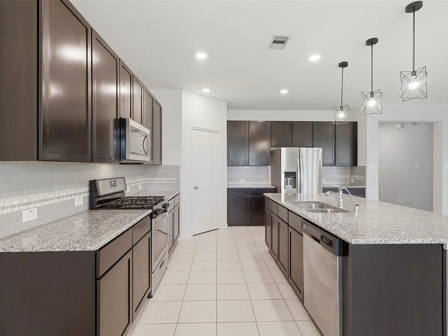 3 bed, 2.0 bath, 2112 sqft, $2,600 — Photo 3