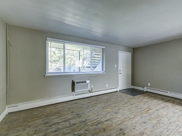 Clay Street Apartments — Photo 20