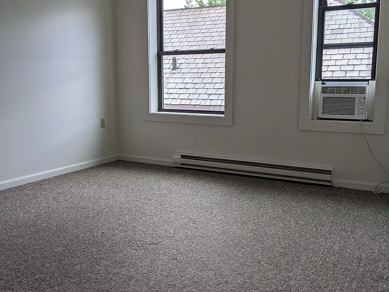 348 College St — Photo 76