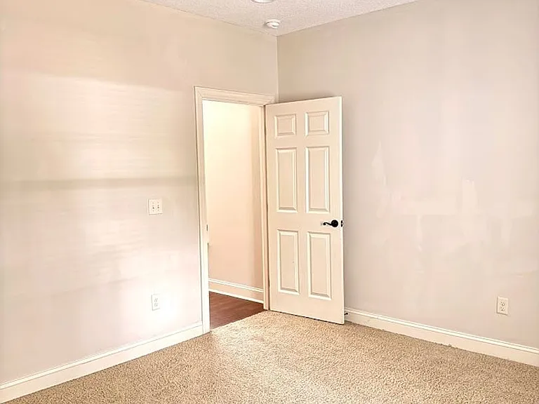 708 Osborne St — Photo 10