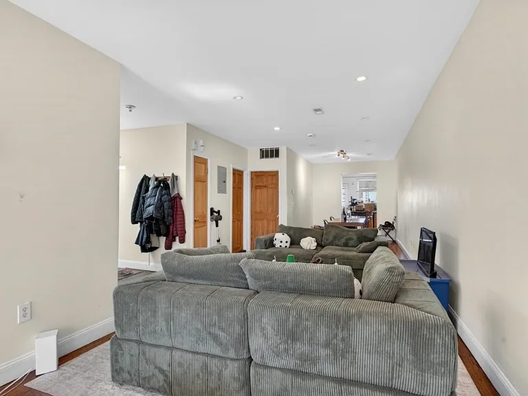 7 Chesterton St #3 — Photo 3