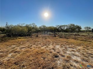 122 Cowboy Ln, Gonzales, TX 78629