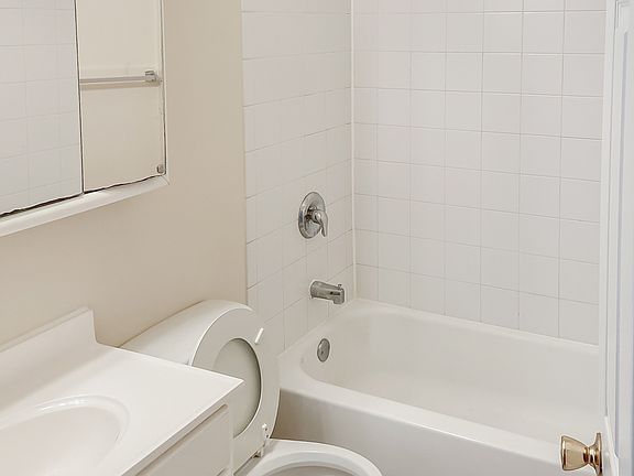 4th image of 2525 1/2 N Lincoln Park W #D2