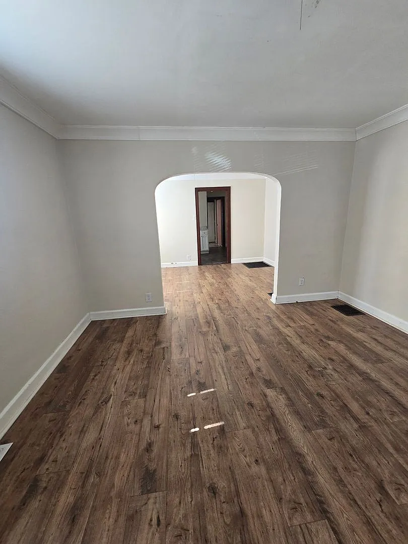 Spacious One Bedroom Duplex Near E. Michigan and Emerson — Photo 3