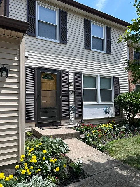 Beautiful Townhome, Three Floors of Living Space, Two Decks, and Garage — Photo 1