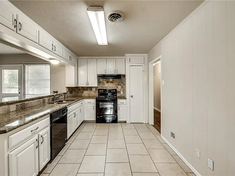 1601 Larkspur Dr — Photo 4