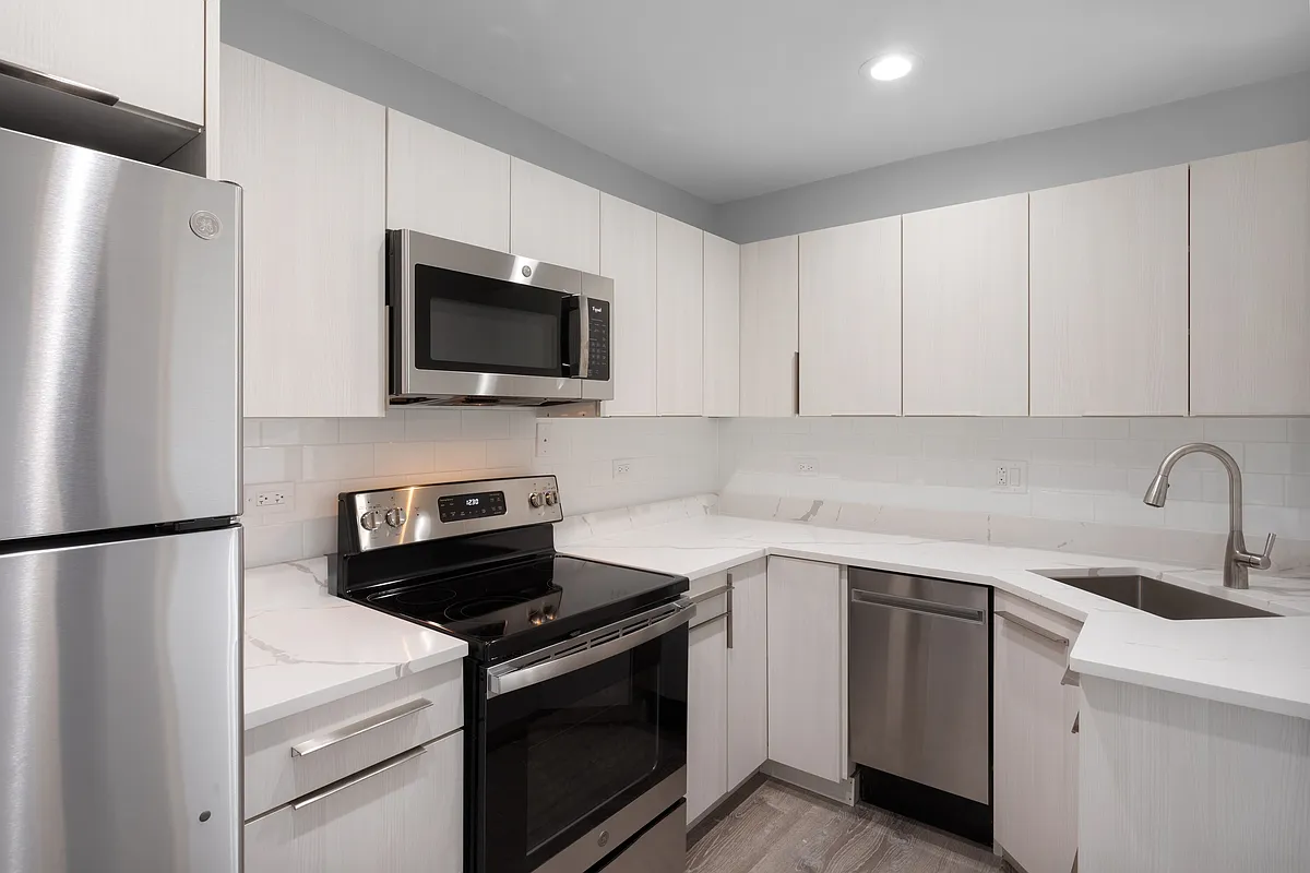 Building Photo - 6826 N Ridge Ave #302