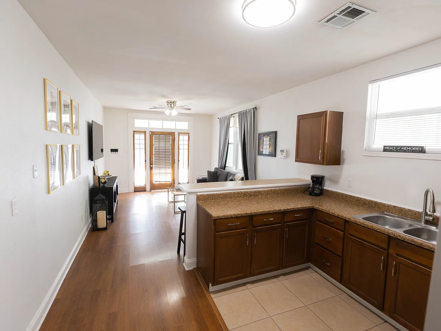 2 bed, 1.5 bath, 1092 sqft, $1,900 — Photo 2
