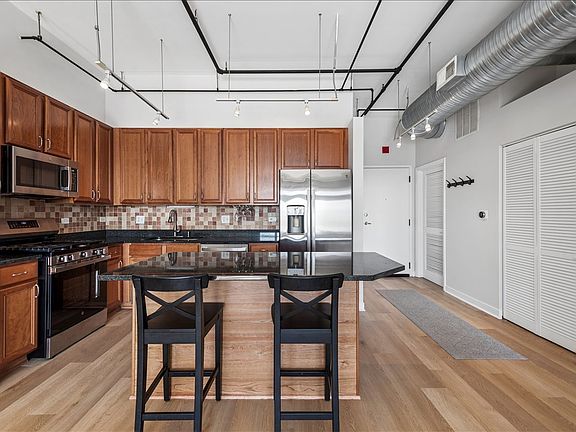 3rd image of 833 W 15th Pl #907