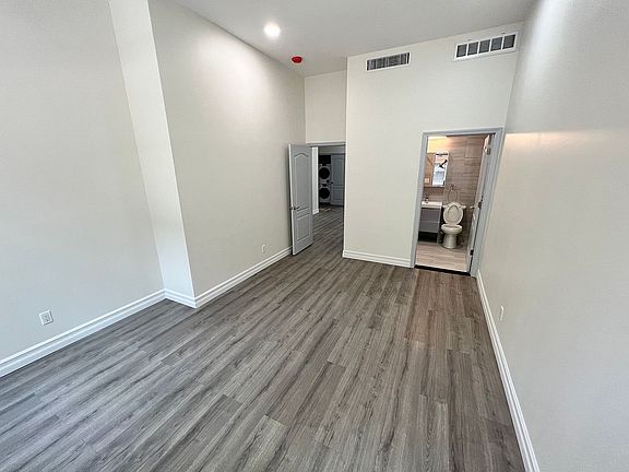 3rd image of 451 W 50th St Lowr 1