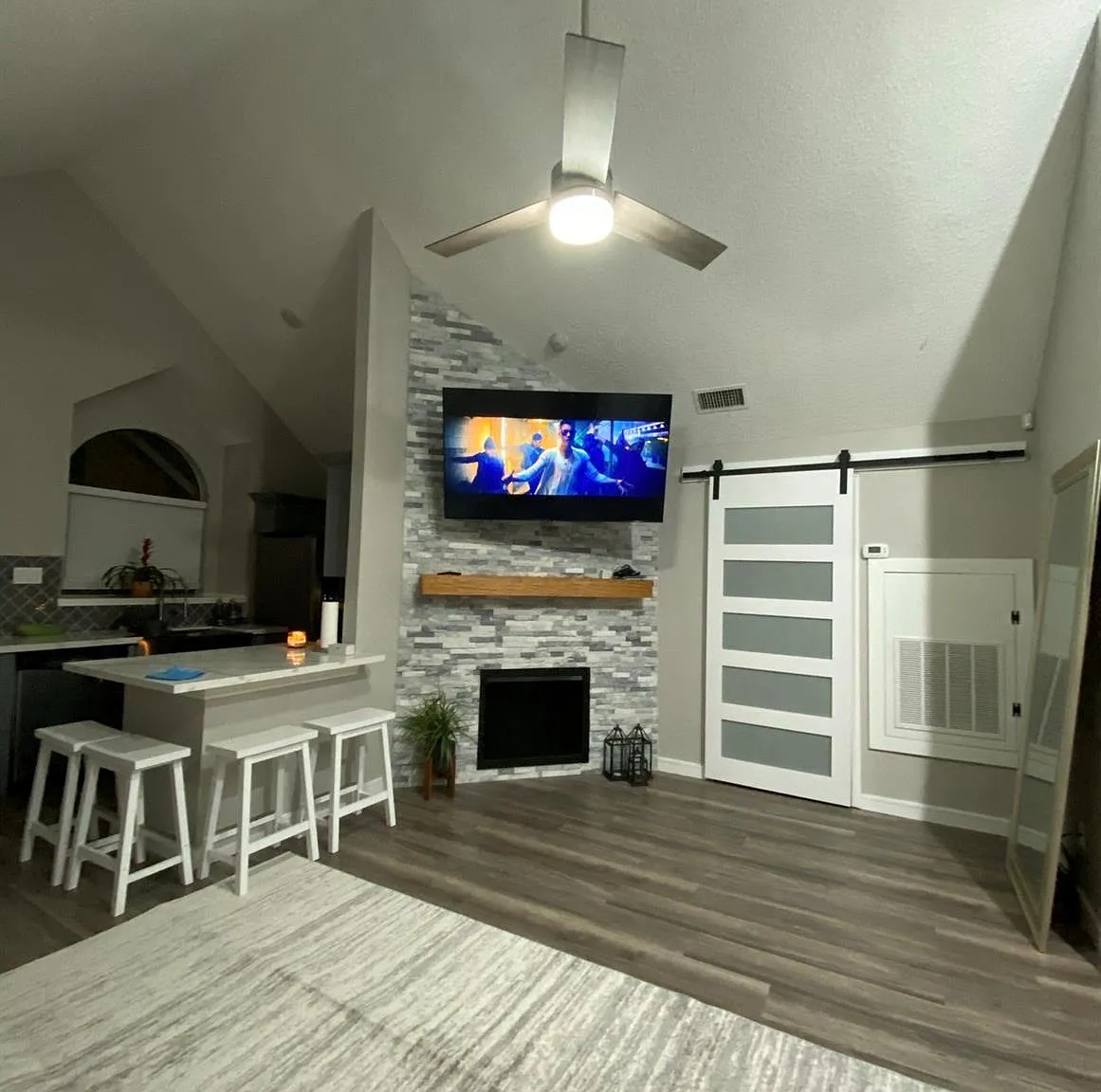 2 bed, 1.0 bath, 814 sqft, $1,550 — Photo 4