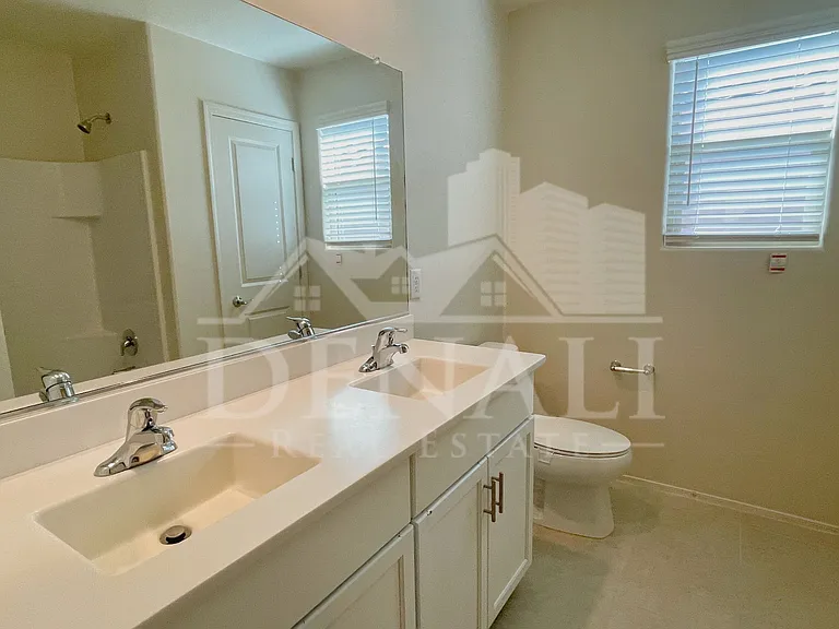866 E Artesia Pl — Photo 25