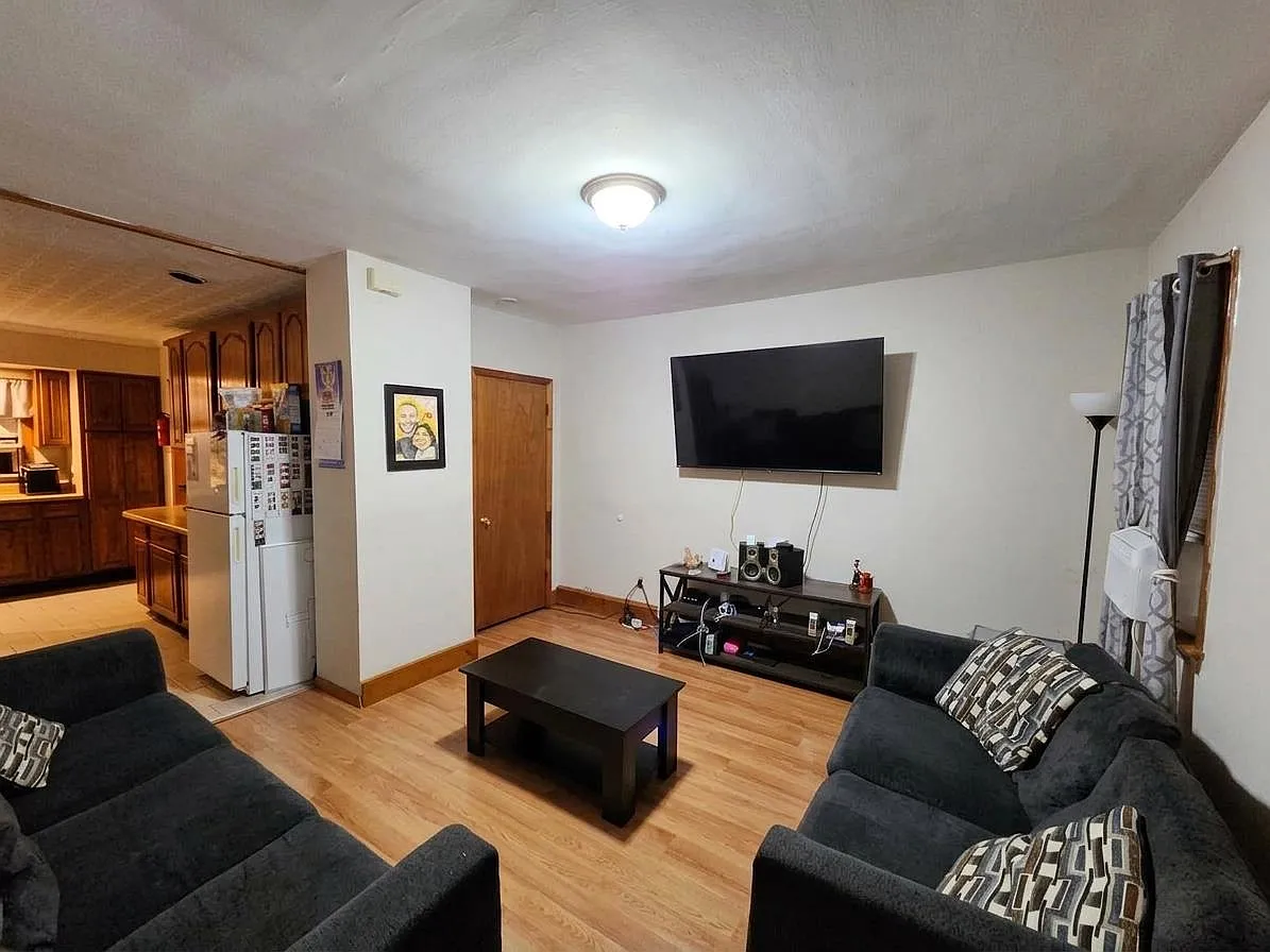2 bed, 1.0 bath, $2,100 — Photo 2