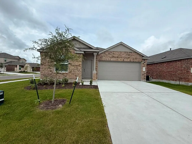 120 Donnington Dr — Photo 3