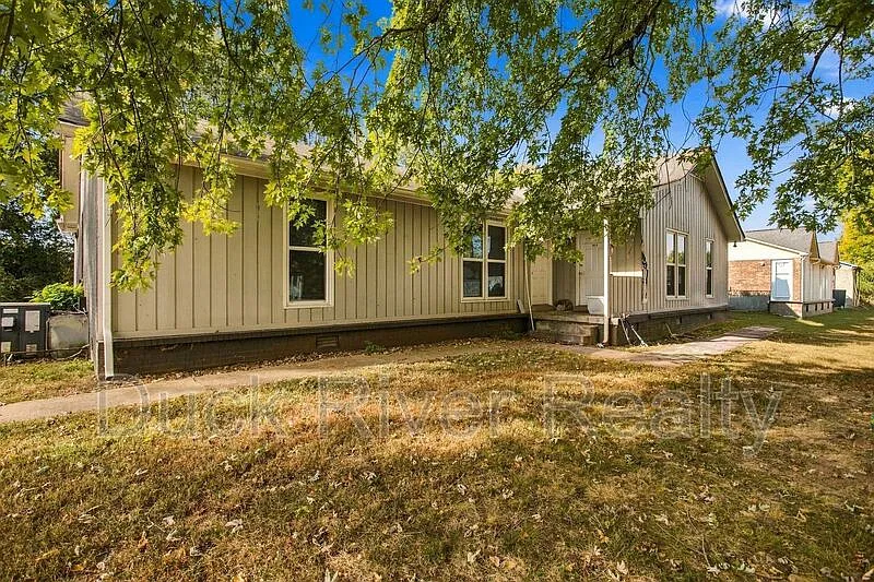 2 bed, 1.0 bath, 900 sqft, $1,295 — Photo 1