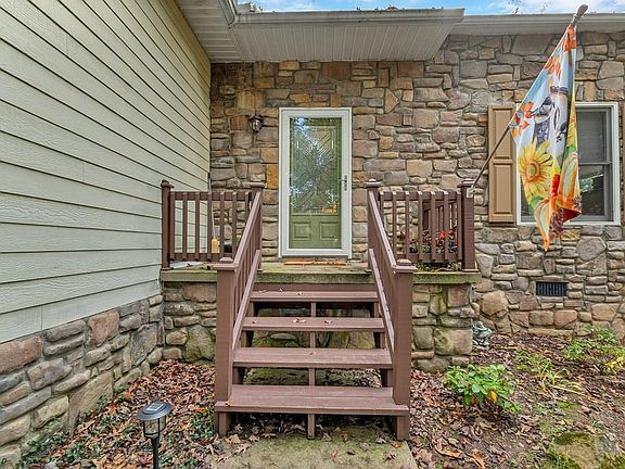 3rd image of 133 Oak Ln