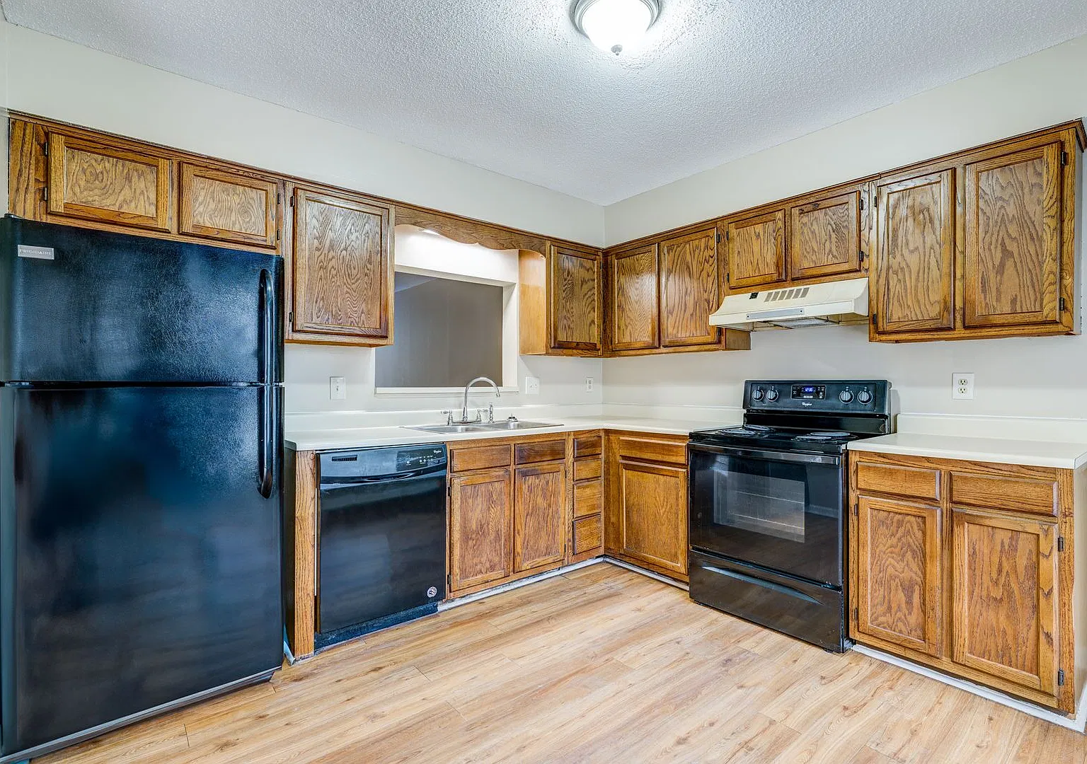 SW, Large Townhome, Wood/Vinyl Flooring, Fire Place, Porch & Fenced Patio! — Photo 3