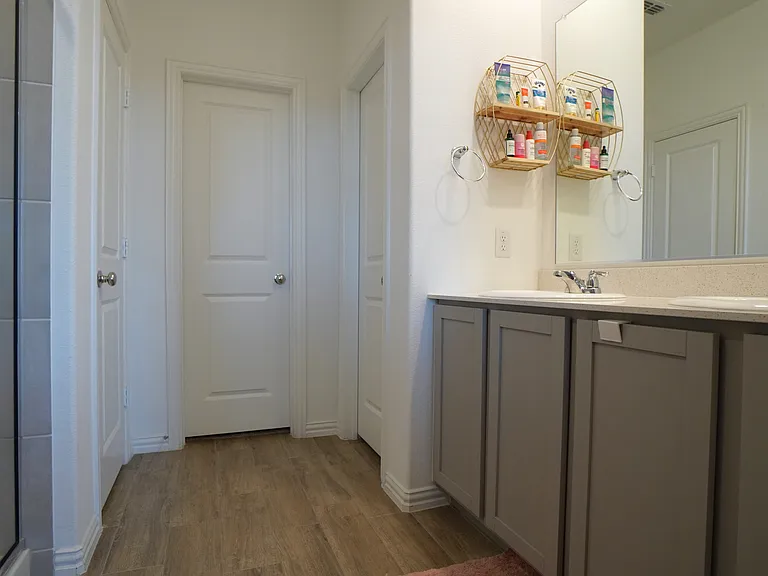 725 Alden Dr — Photo 13