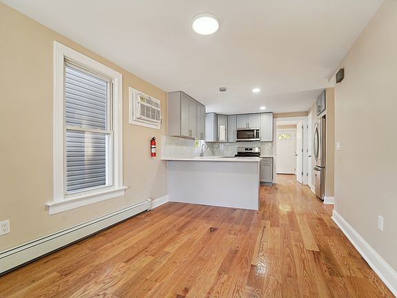 5th image of 206 Forest St