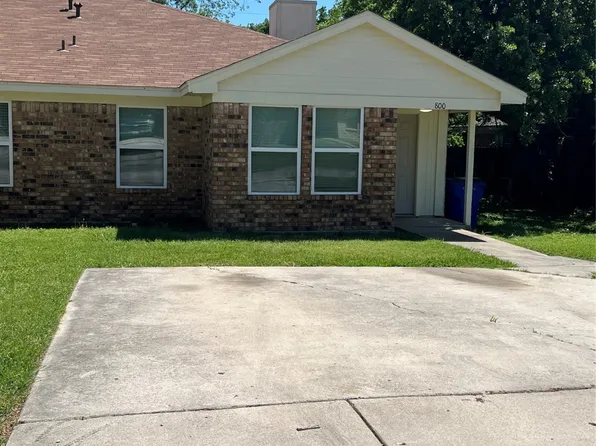 800 Woodland Ct, Kennedale, TX 76060