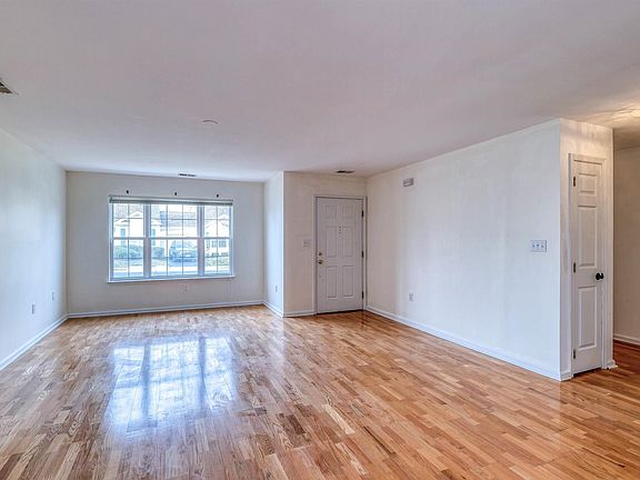 3rd image of 670 Chancery Ln