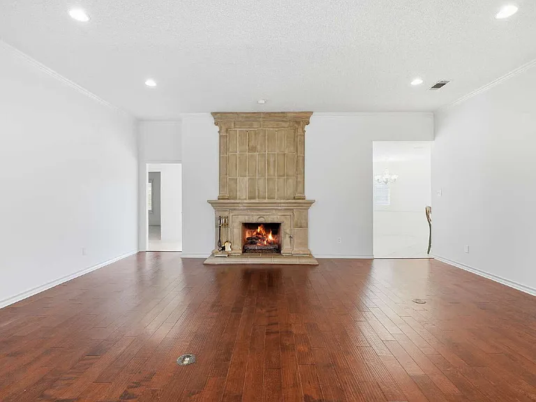 4215 95th St — Photo 2