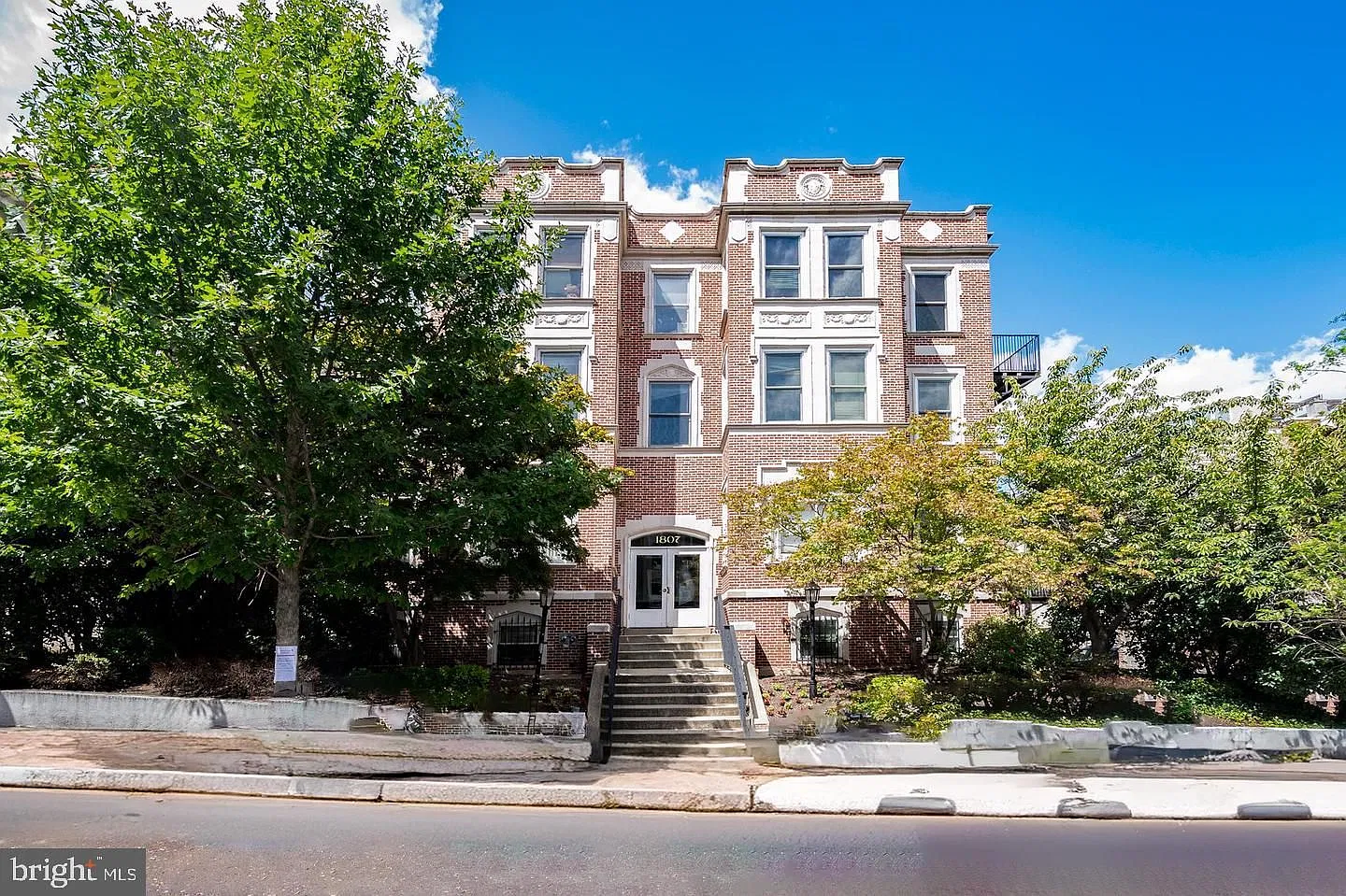 The Winchester Condominium — Photo 1
