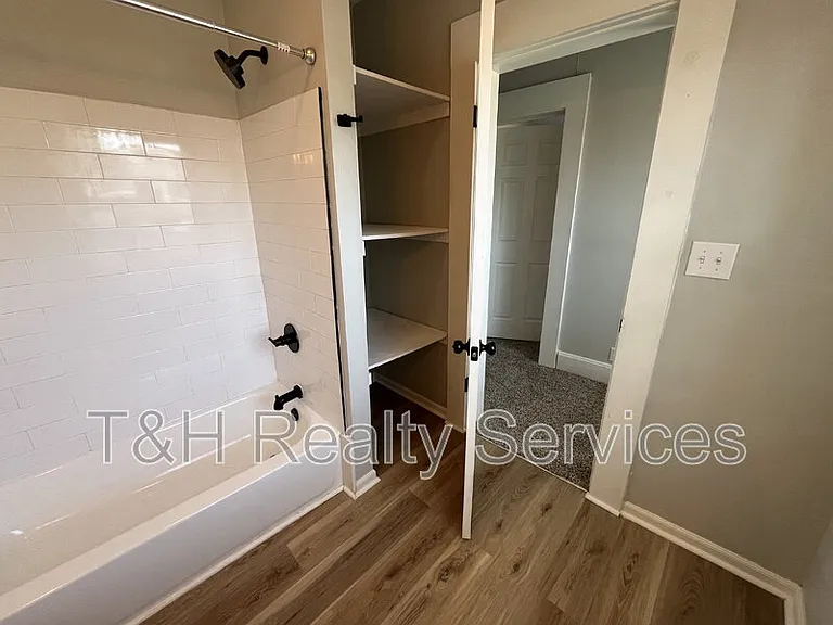 118 W 23rd St — Photo 14