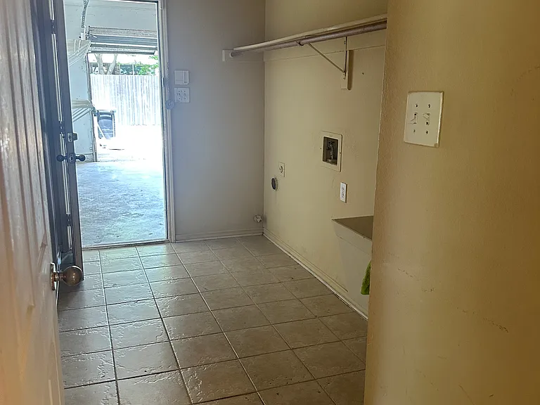 Laundry room w/sink