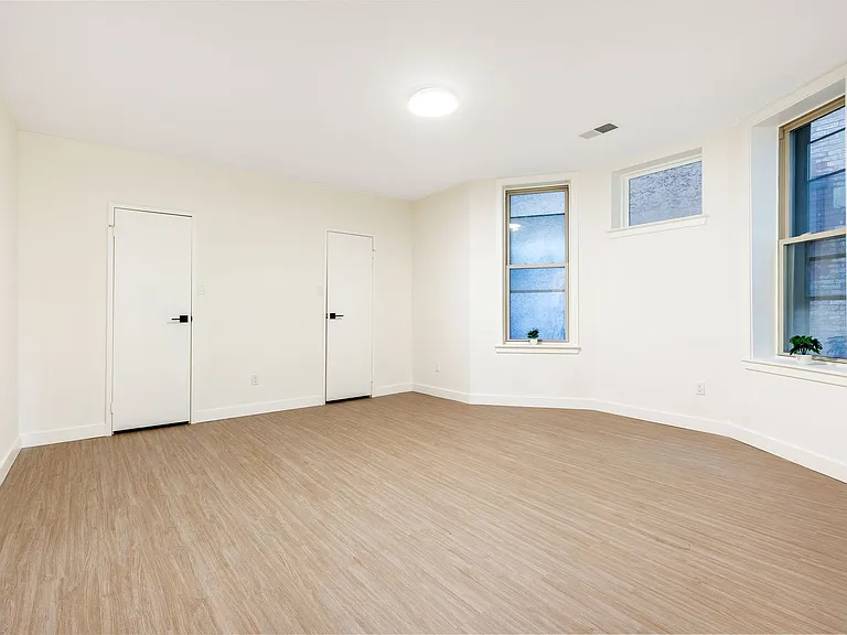 Carriage House — Photo 44