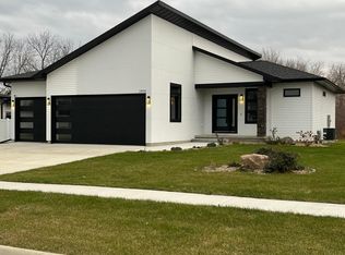 1816 Reese Rd, Cedar Falls, IA 50613