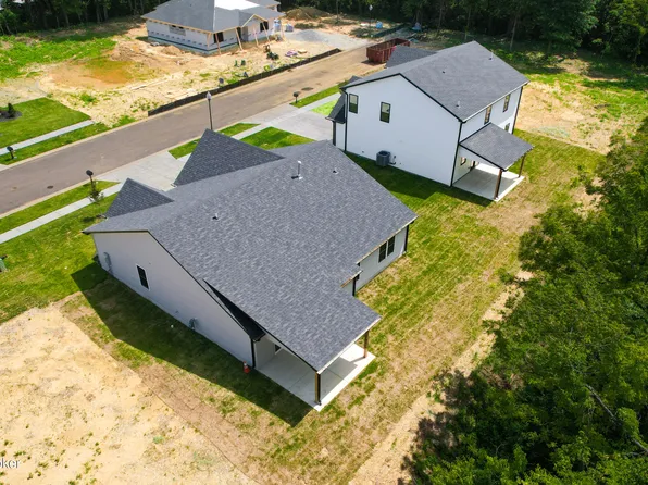 8207 Roseborough Rd, Louisville, KY 40228
