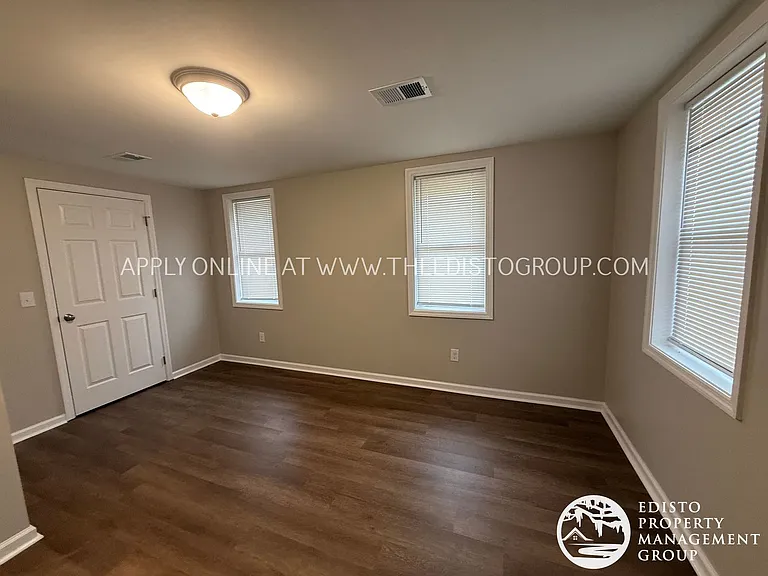 587 Bayne St SE — Photo 4