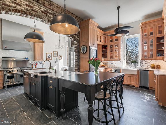 5th image of 408 Hanover St