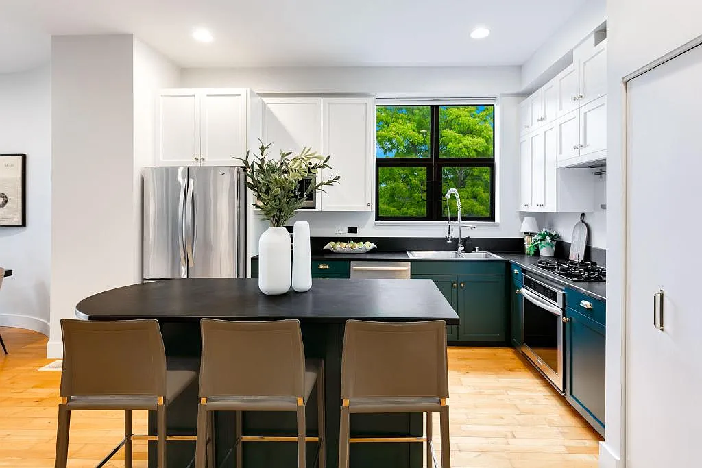 615 E Pike Street - 2 bedrooms + den — Photo 3
