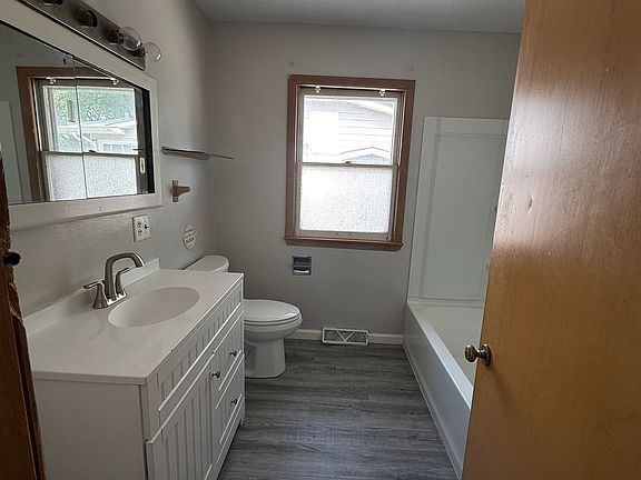 5th image of 815 Charles St