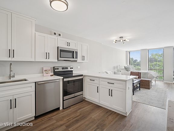 2nd image of 1660 N La Salle St #403