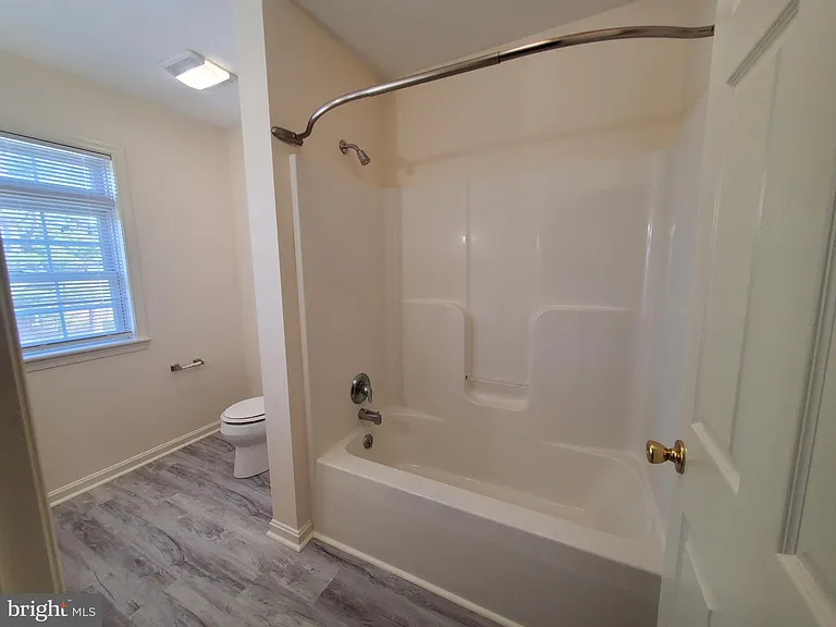 218 E North St — Photo 23