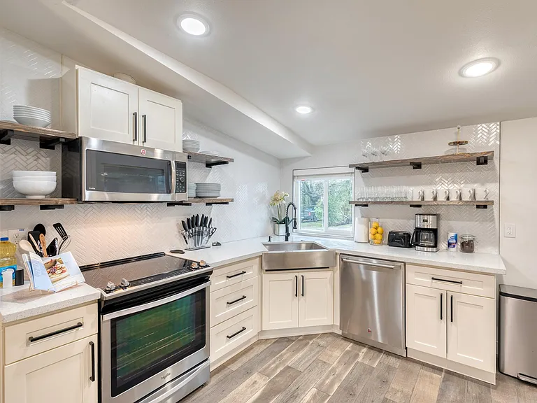 Big Open Kitchen with plenty of settings and tools to gather and prepare meals!