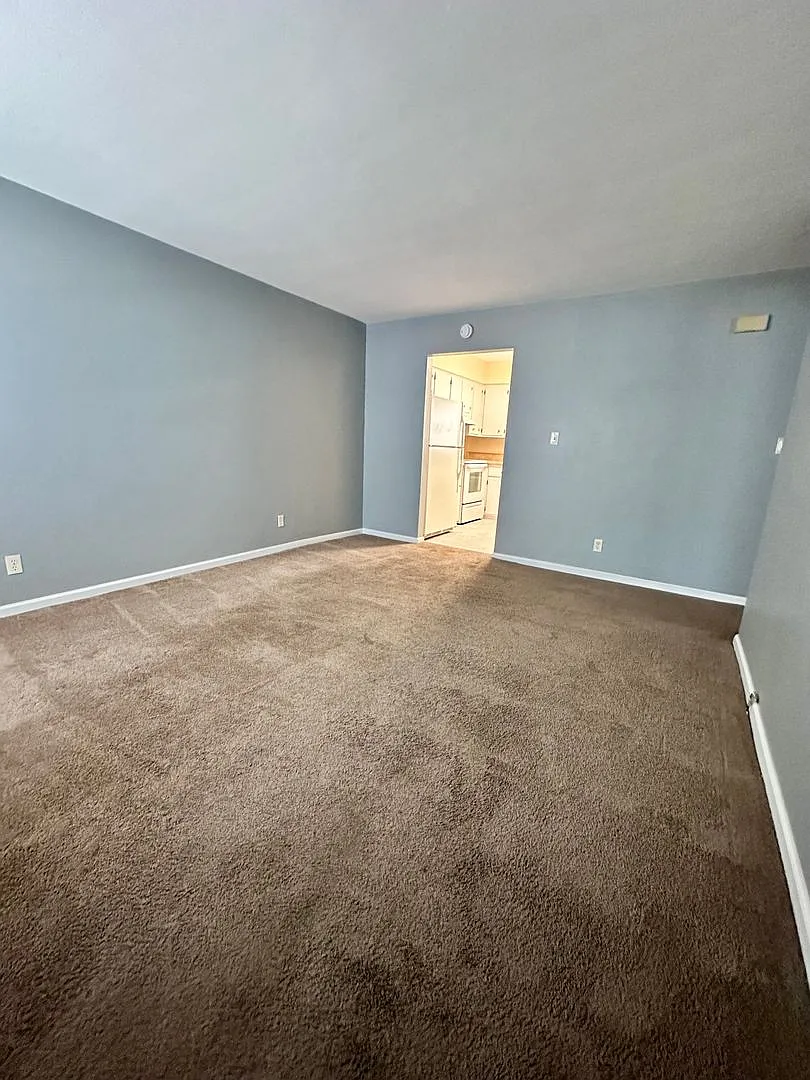 2216 Pretty Lake Ave — Photo 3